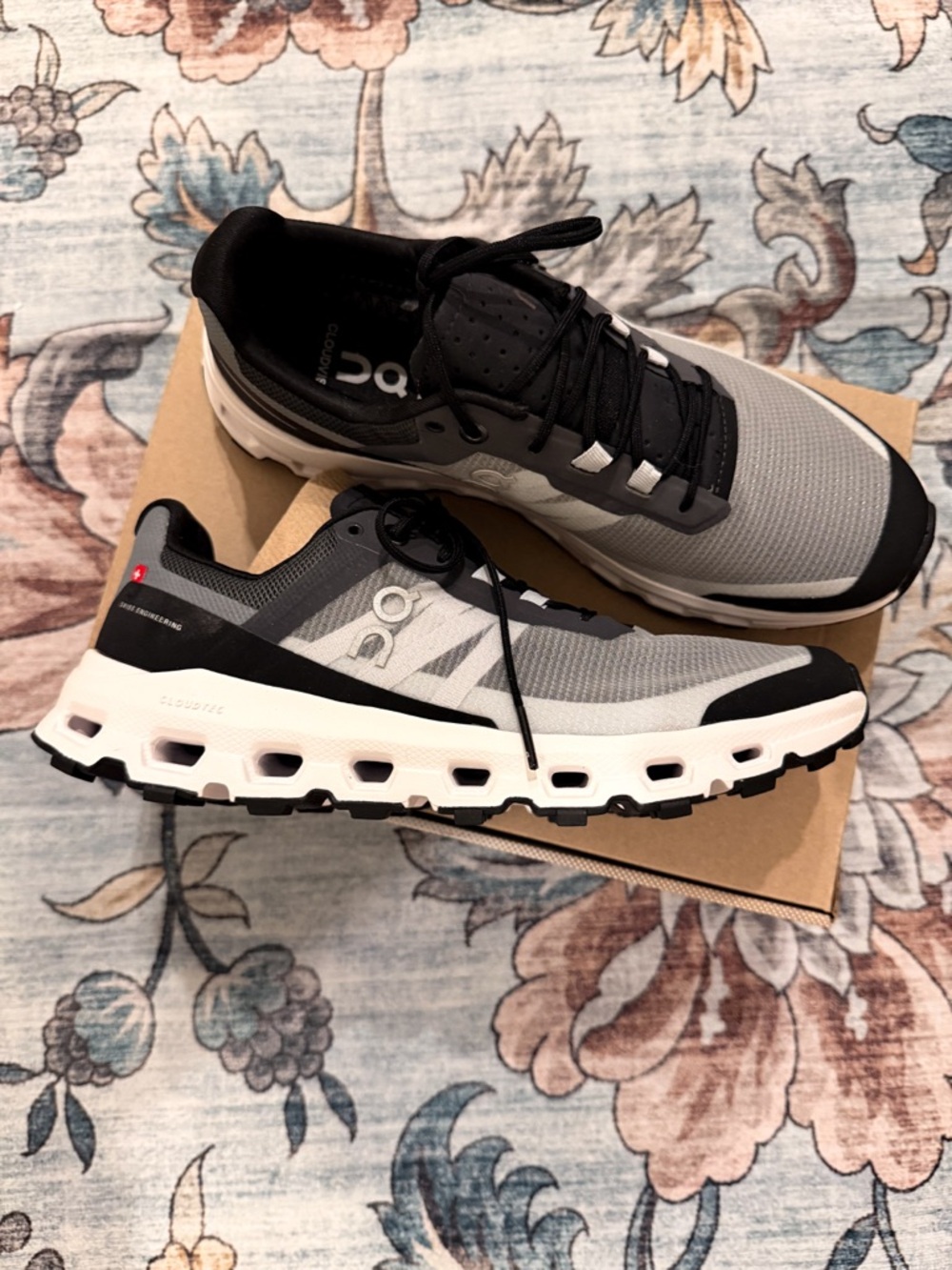 NEW 8.5 On Running Cloudvista Shoes - Black & Gray smoke free pet free home
